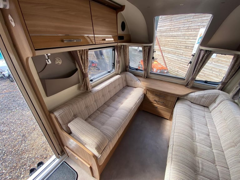 BAILEY UNICORN VALENCIA - 2015 - FIXED BED - 4 BERTH - MOVER - PRISTINE 