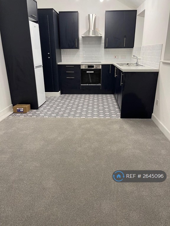 image for 3 bedroom flat in Compstall Road, Romiley, Stockport, SK6 (3 bed) (#2645096)