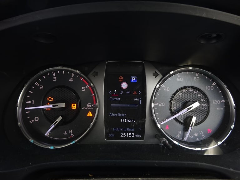 2024 73 REG TOYOTA HILUX INVINCIBLE D-4D 4WD DIESEL AUTO DAMAGED SALVAGE