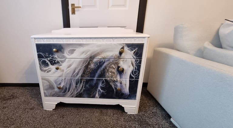 🌟 Beautiful Custom Chest of Drawers – White Horse Design 🌟