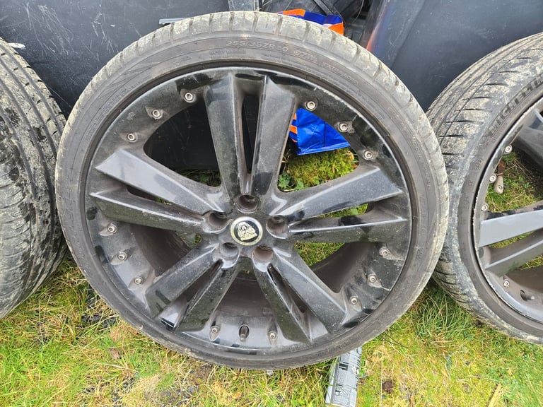 Jaguar alloys with good 255 35 20 tyres 