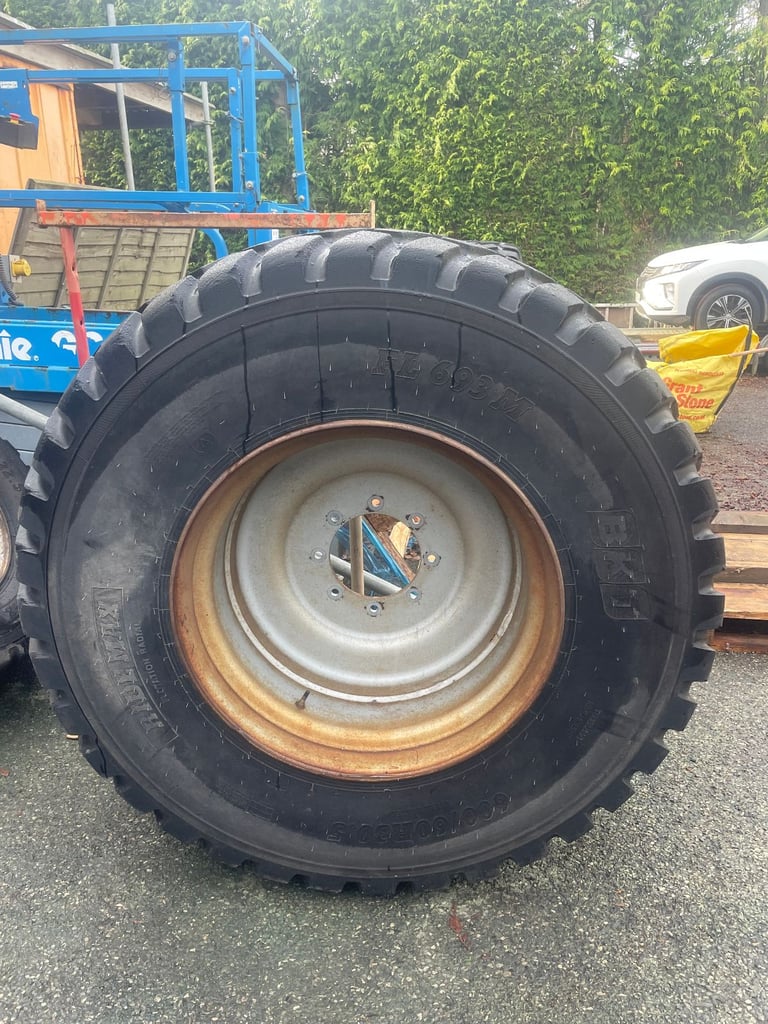 Tractor Tyres & wheel - Like new - BKT FL 693M tyres 
