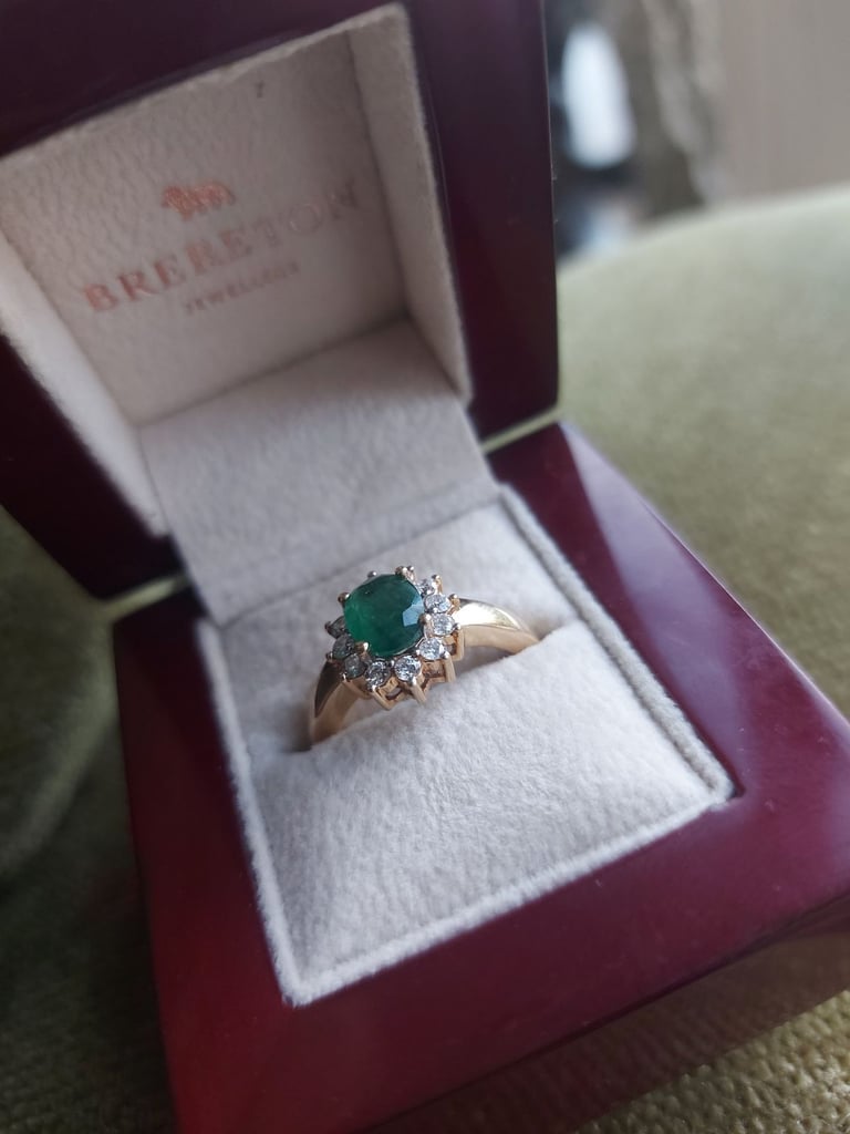 14K Gold ring with Large 1.0 carat Emerald stone with 12 surrounding Diamonds