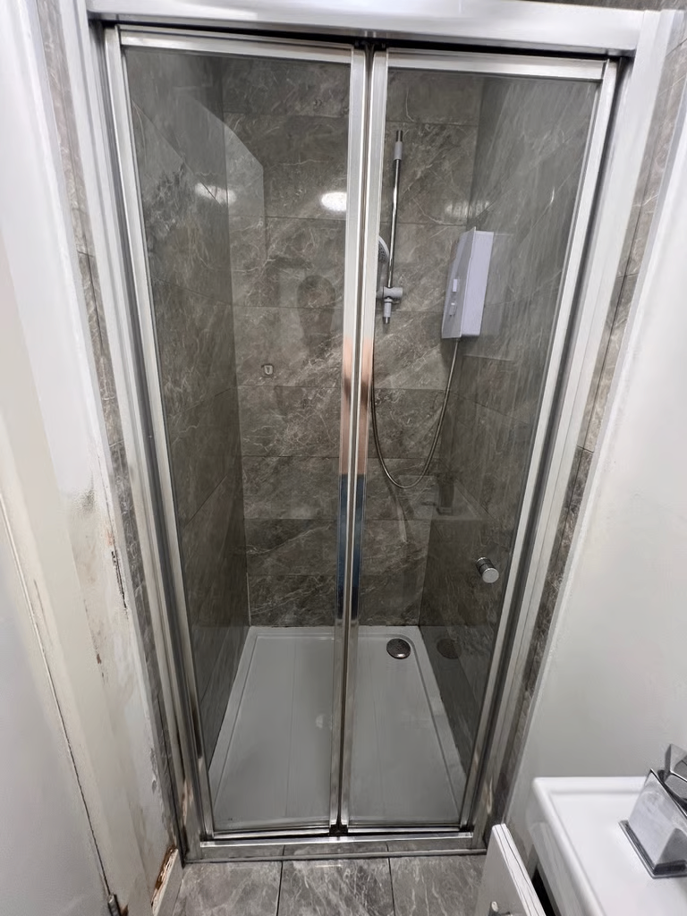 Spacious & Cosy En-suit Room for Rent AT L13 8AT