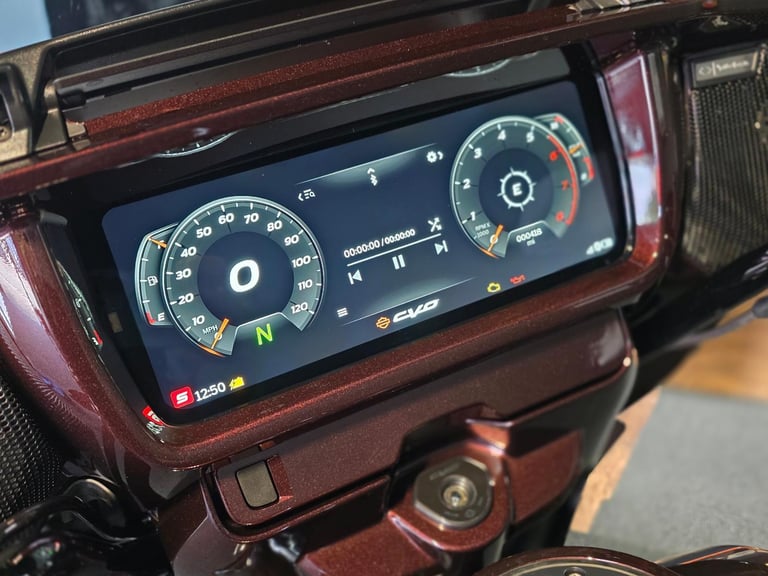 2025 HARLEY-DAVIDSON STREET GLIDE CVO FLHXSE 1982cc 121 650 MILE'S BAGGER