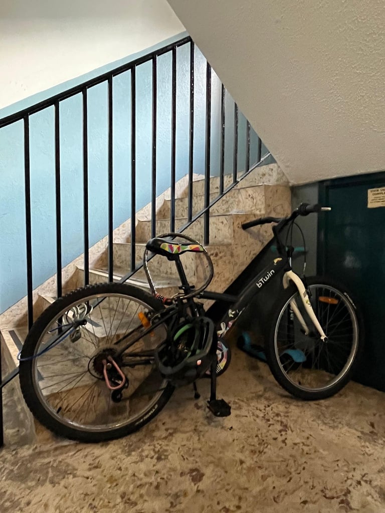 Btwin Poply Bike – 24” Wheels, Great Condition + Helmet & Lock Included