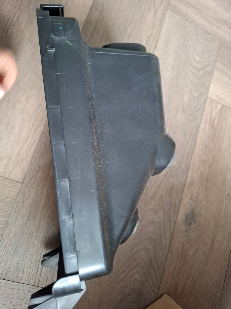 1500A284 Bottom Air Filter Box for Mitsubishi models. 