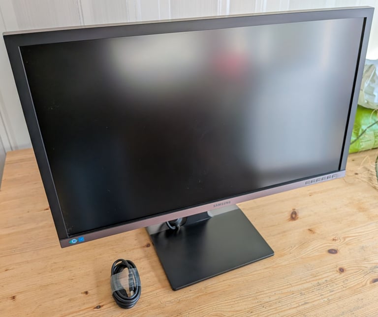 Samsung 27 inch Widescreen LED Monitor - Gloss Black