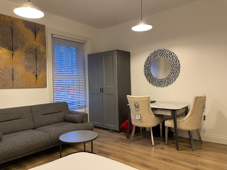 Self-contained studio flat with separate kitchen in Willesden - DSS Welcome