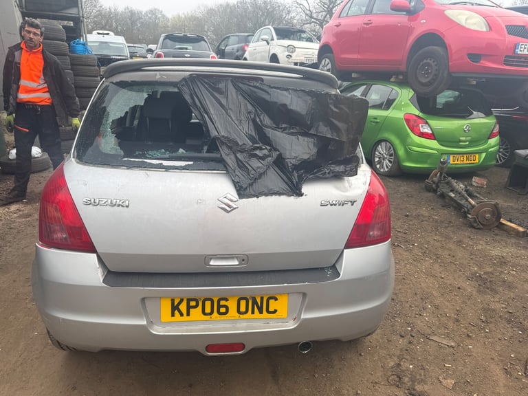 Suzuki swift 1.3 automatic 2006 silver BREAKING FOR PARTS 