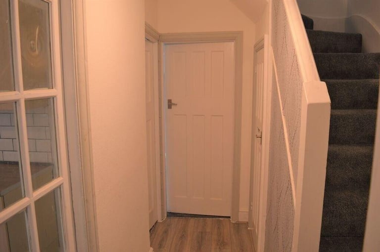 Double ROOM available in Hayes. Quick move in process.