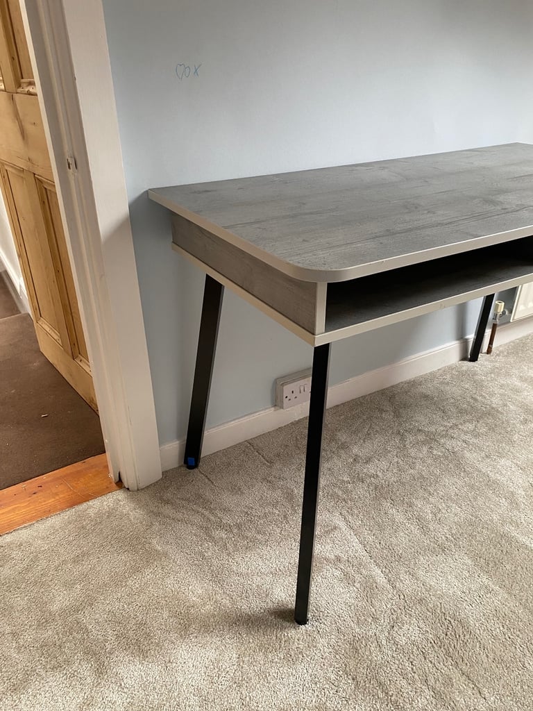 Desk- great condition