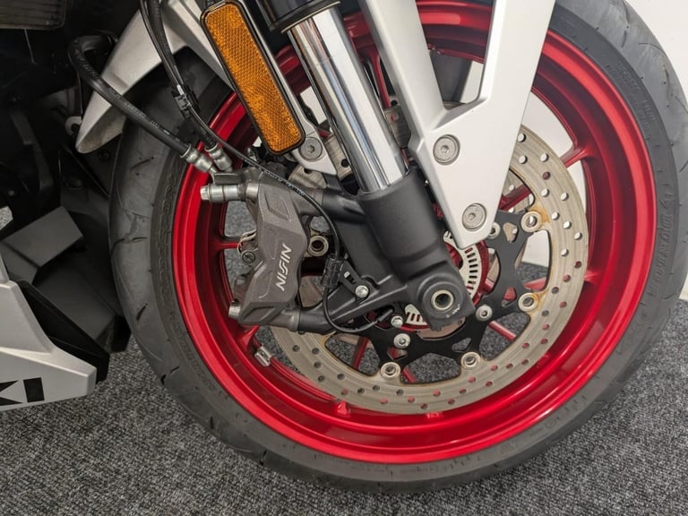 SUZUKI GSX8R ** FULL DOCUMENTED SERVICE HISTORY - QUICK SHIFT - BOTH BOOKS **