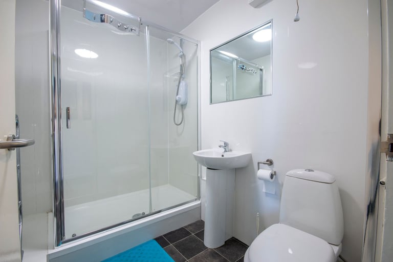 Desirable, 3-bedroom, HMO flat with parking, near the Gyle - available October