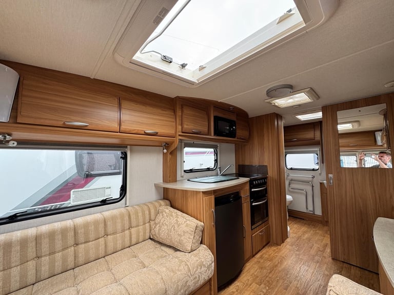 LUNAR CLUBMAN CK 2011 MODEL 2 BERTH REAR WASHROOM TOURING CARAVAN