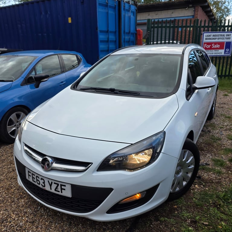 image for VAUXHALL ASTRA J ESTATE EXCLUSIV FACELIFT MODEL 1.7 DIESEL 110 BHP YEAR 2013 £20 ROAD TAX HPI CLEAR!