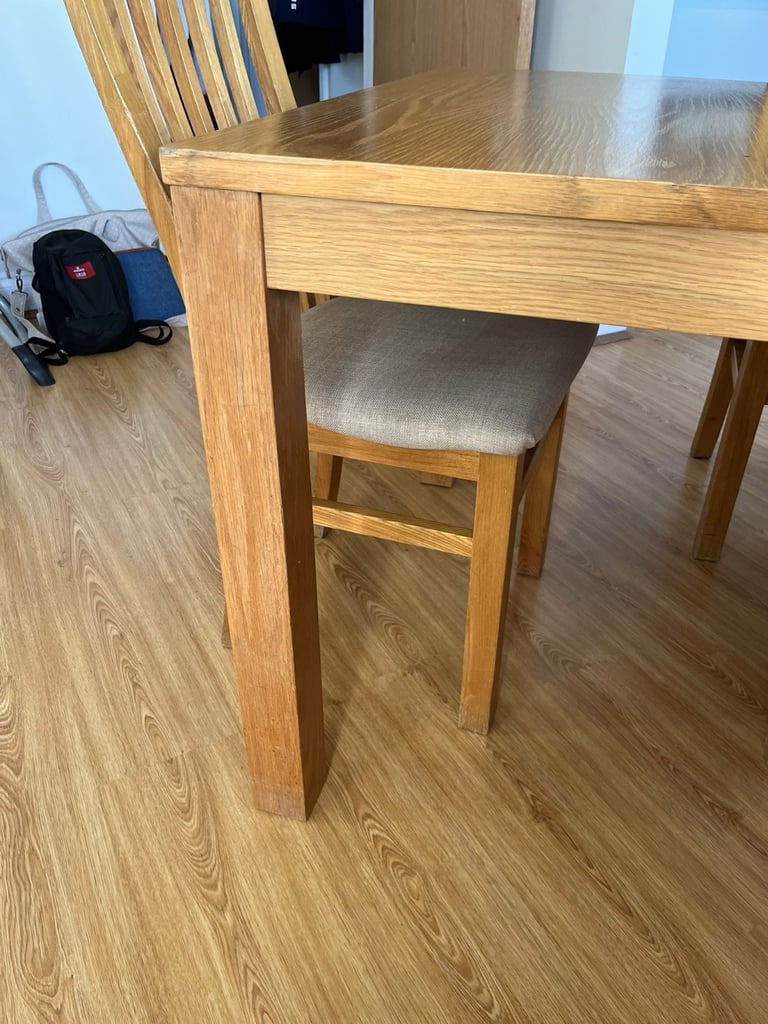 Excellent condition! Extending oak kitchen table PLUS 6 chairs