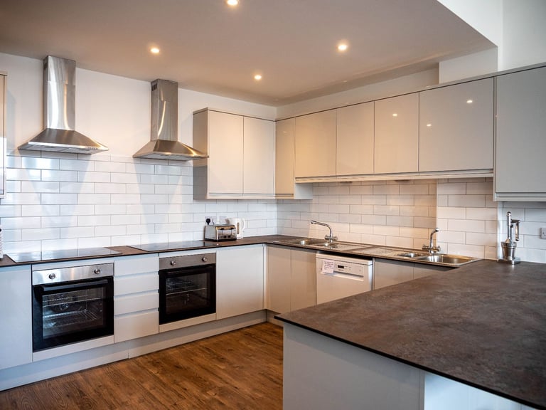 FLAT SHARE: Double room available in large HMO flat in Blackford – available soon!