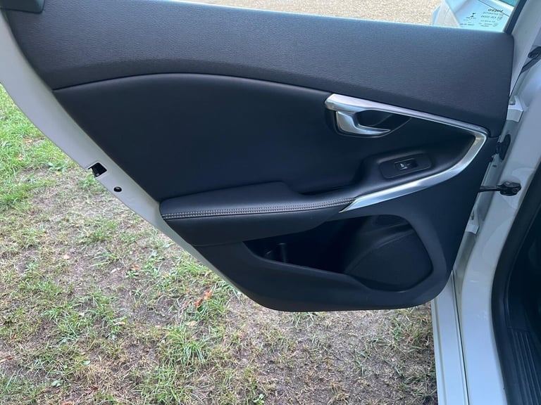 2018 Volvo V40 2.0 T2 R-Design Euro 6 (s/s) 5dr HATCHBACK Petrol Manual