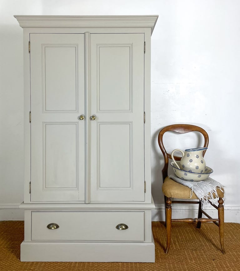 5.2ft Solid pine linen cupboard dresser cupboard wardrobe / Pantry larder