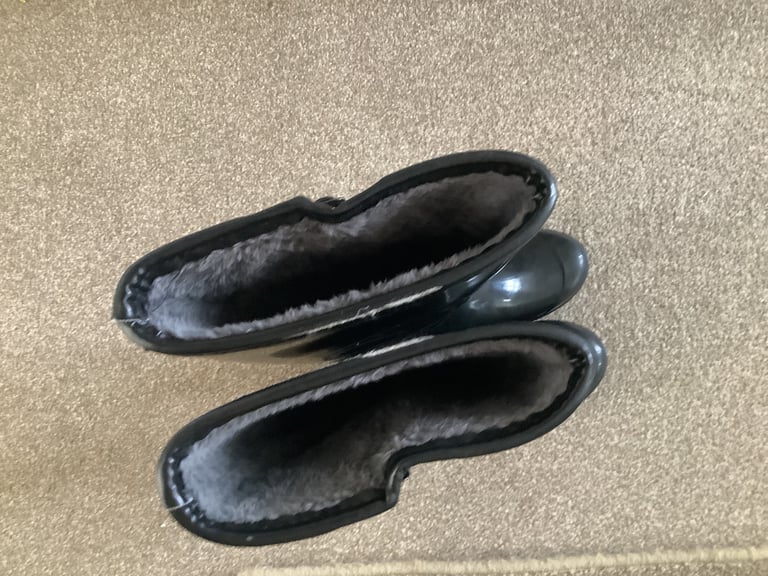 Ladies warm lined wellingtons size 6