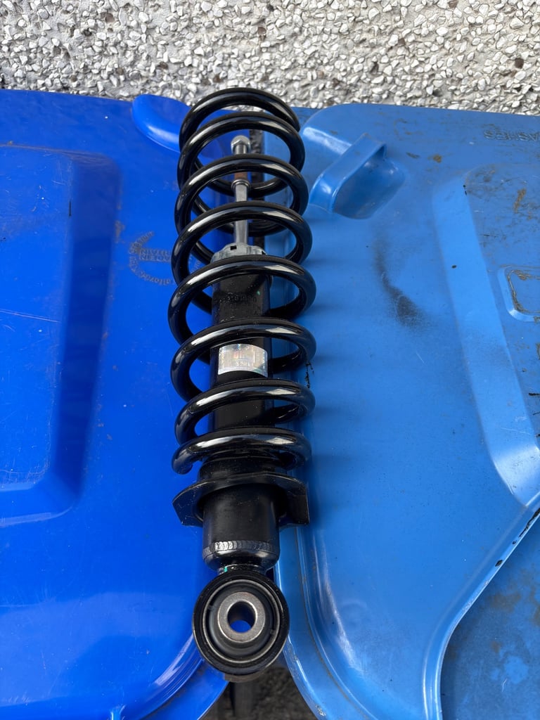 Toyota avensis mk2 new rear strut and spring