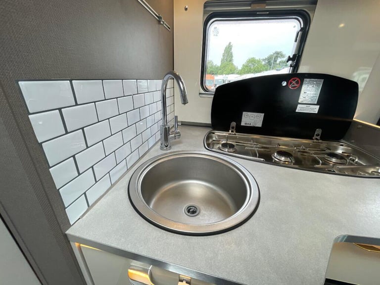 Estrusco T7400 QBC 4 berth 4 Belt Motorhome Rear garage 