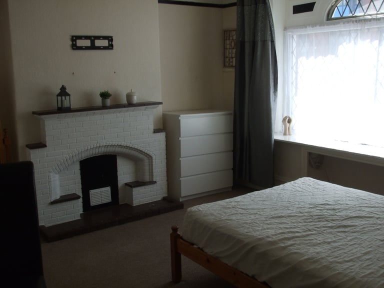 DOUBLE BED ROOM TO RENT NEWTON ABBOT CITY CENTRE