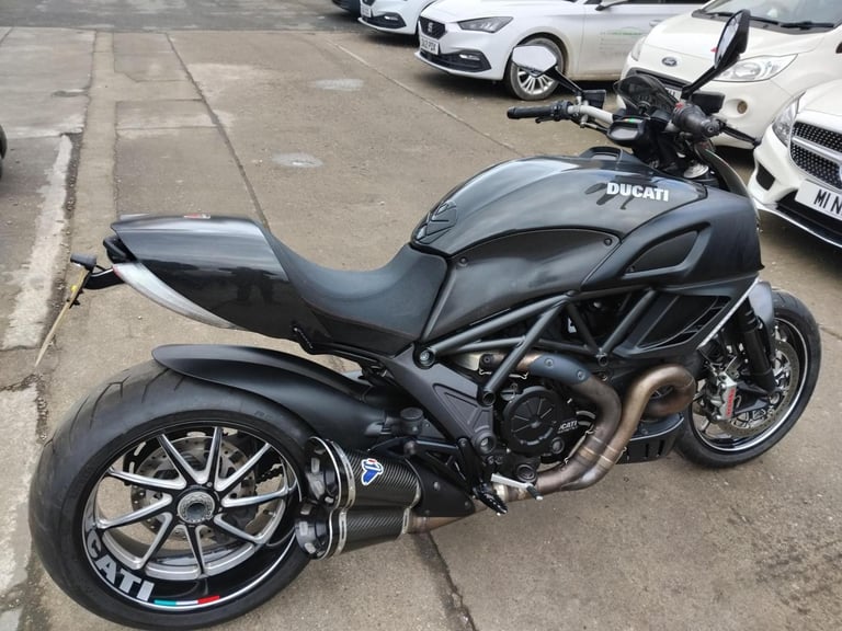 2011 61 DUCATI DIAVEL CARBON 1198 PERFORMANCE NAKED CRUISER MUSCLE 1200 HPI CLEA