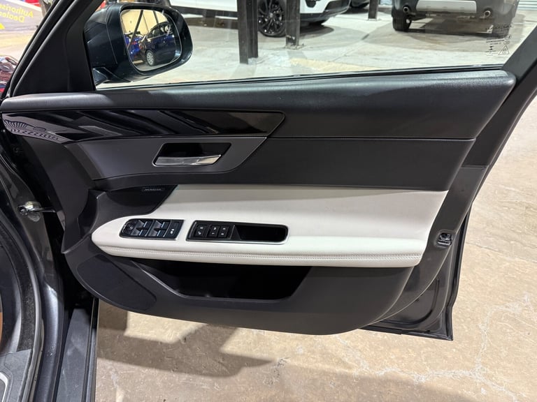 2017 Jaguar XF 2.0d R-Sport Saloon 4dr Diesel Auto AWD Euro 6 (s/s) (240 ps)