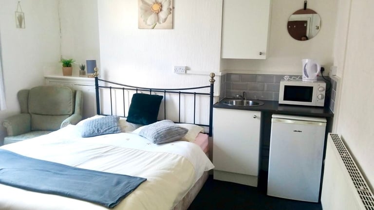 Spacious Double Room with Kitchenette – WS1 3EG – £150/week