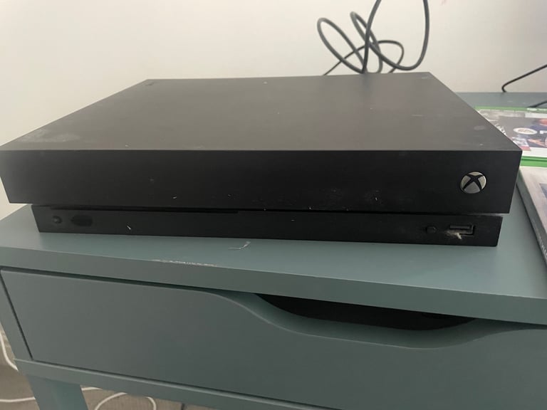 Xbox One X + 4 Games