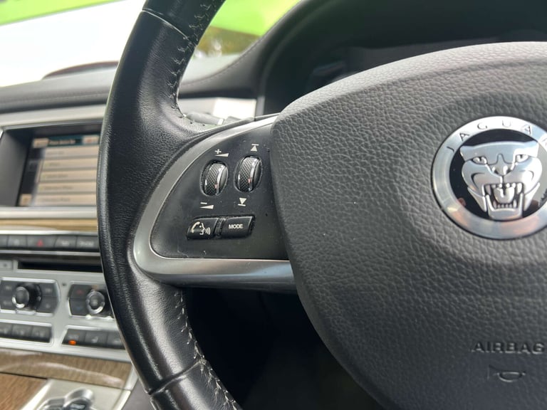 2013 Jaguar XF 2.2 XF Premium Luxury D Auto 4dr Saloon Diesel Automatic