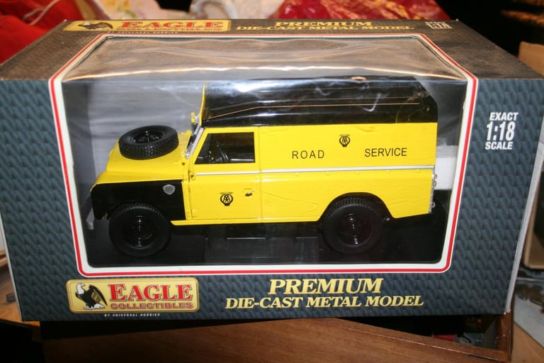 Land Rover 109 AA livery  1:18 big ! 