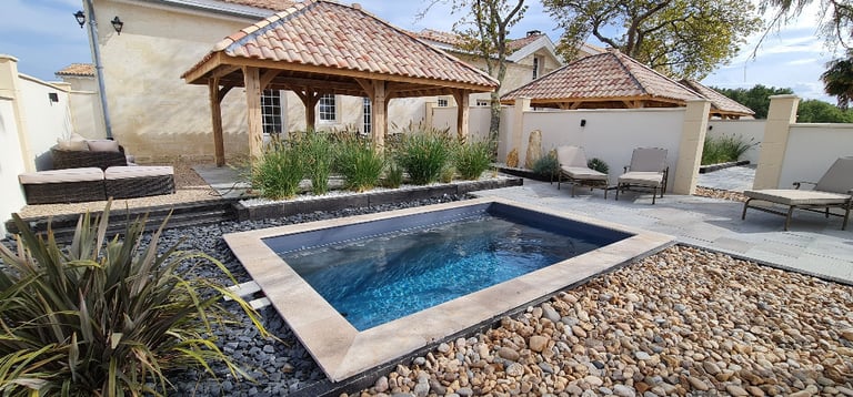 Dom Peyreton Luxury 5* Holiday cottage in the Bordeaux vineyards, with private pool.