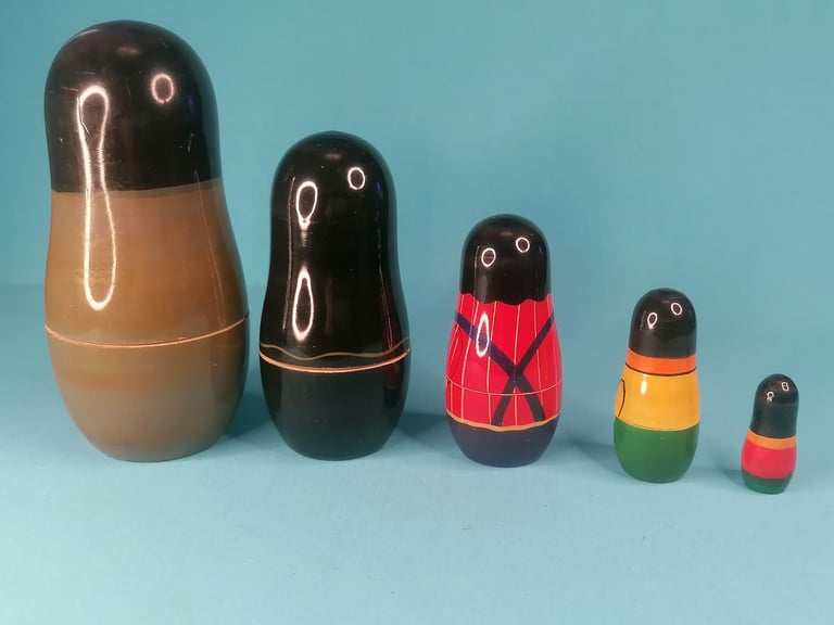 Beautiful Vintage Nestling Dolls , 5 dolls.  Bigger one  5,5inch smaller 1,5 inch.