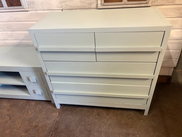 image for ✨For Sale: Stylish 6-Drawer Chest of Drawers ✨