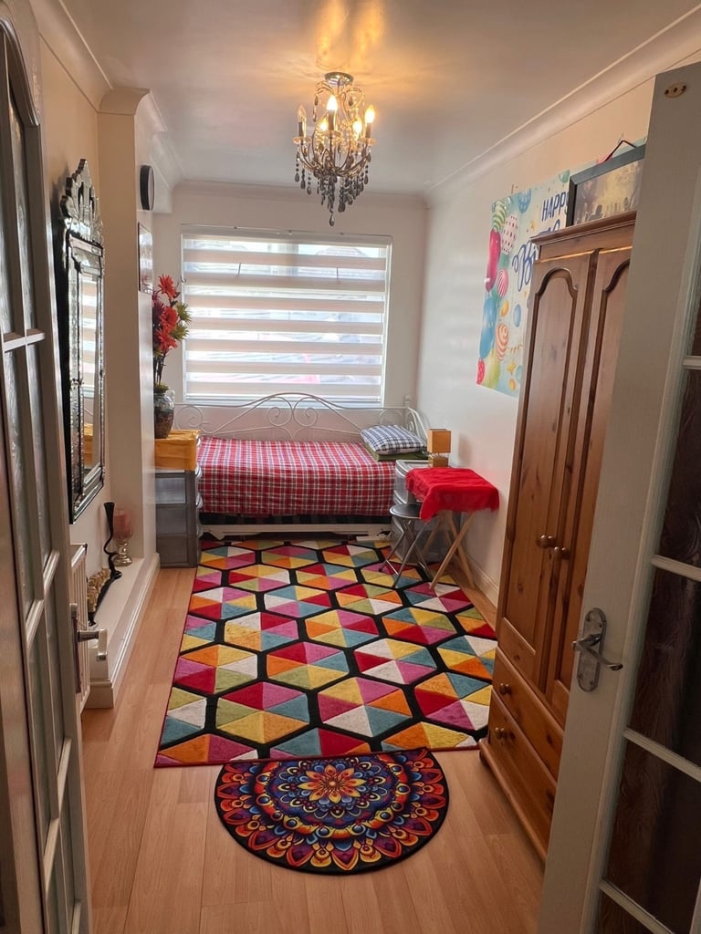 Nice double room to rent.