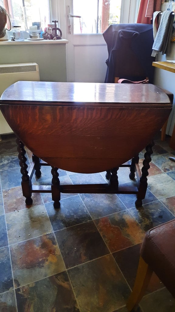 Folding gateleg oval dining table