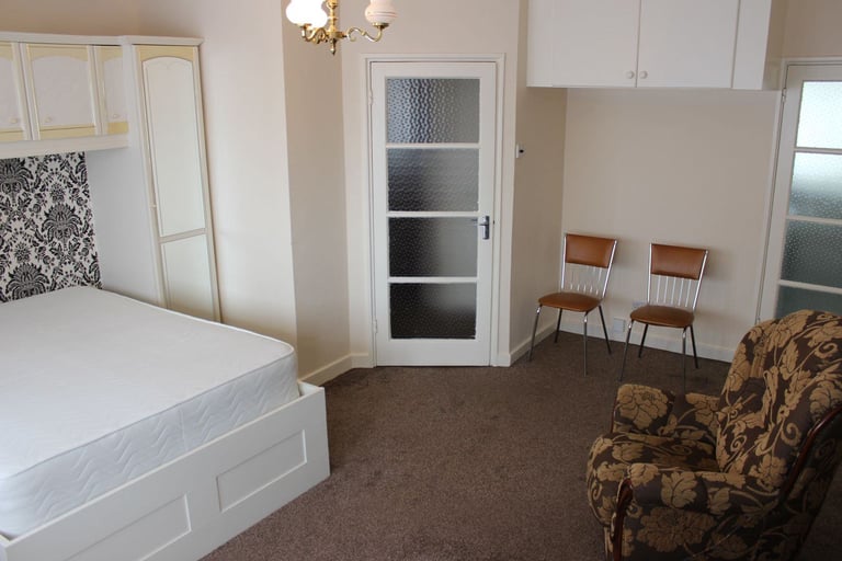 N13 Studio To Let Palmers Green 