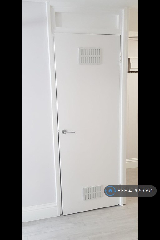 1 bedroom flat in Reginald Road, London, SE8 (1 bed) (#2659554)