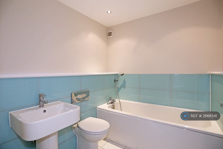 2 bedroom flat in George Street, Prestwich, Manchester, M25 (2 bed) (#2666541)