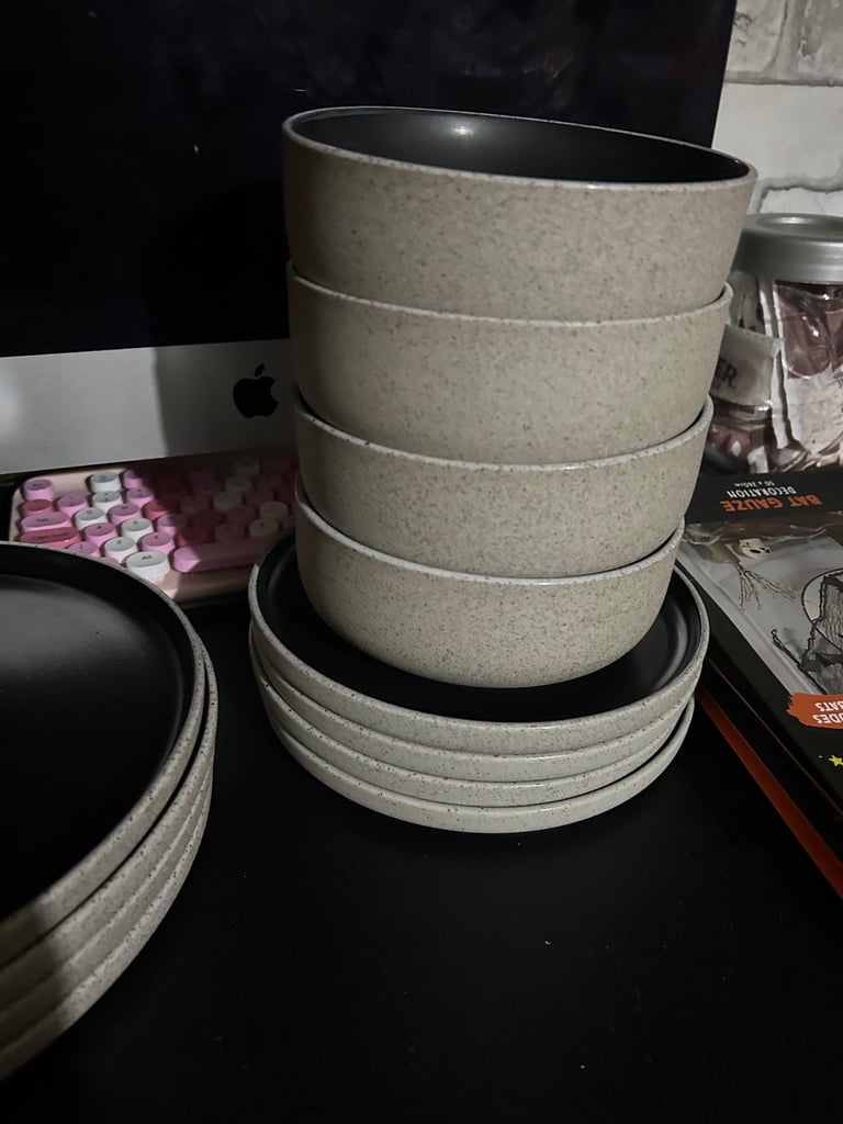 Beige/black plate set 