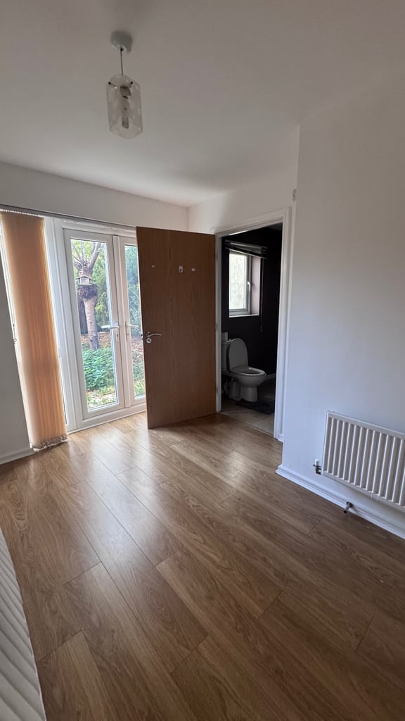 3 bedroom with 3 bath terrace house to LET!NO COMPANY LET!