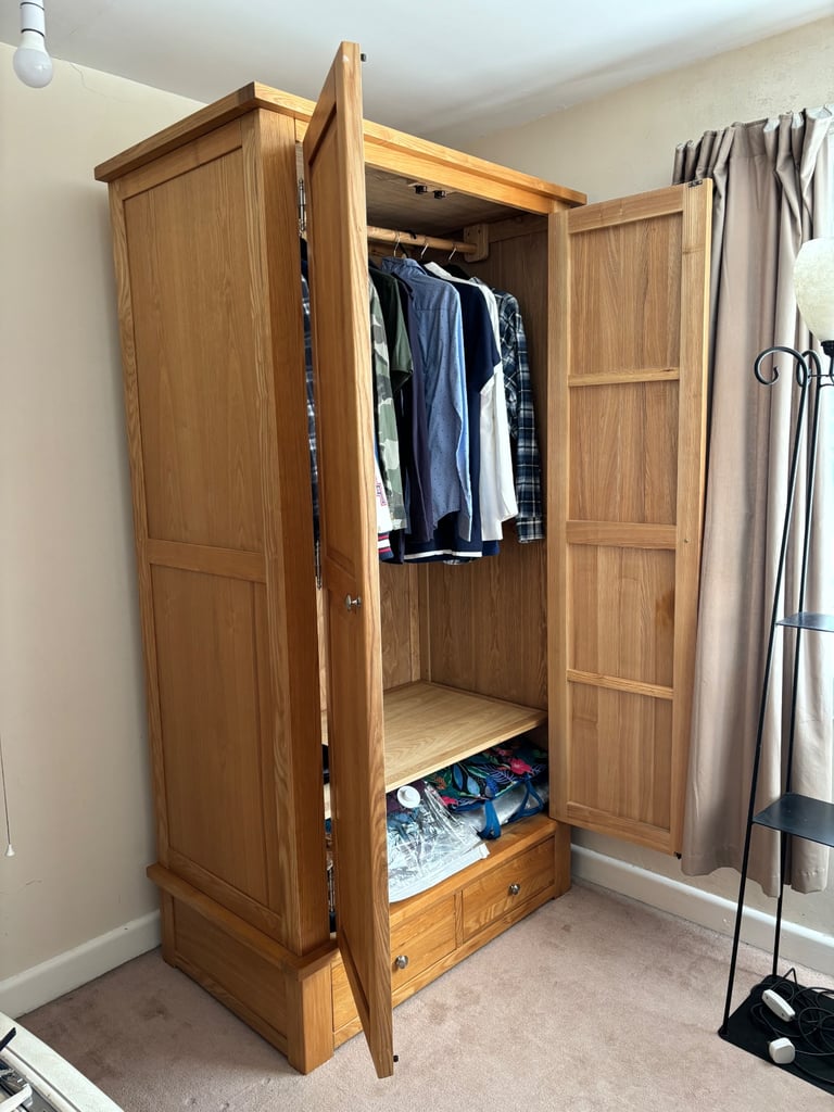 Beautiful ‘Sleepy Valley’ Solid Oak large double wardrobe with 2 spacious drawers like new DELIVERY