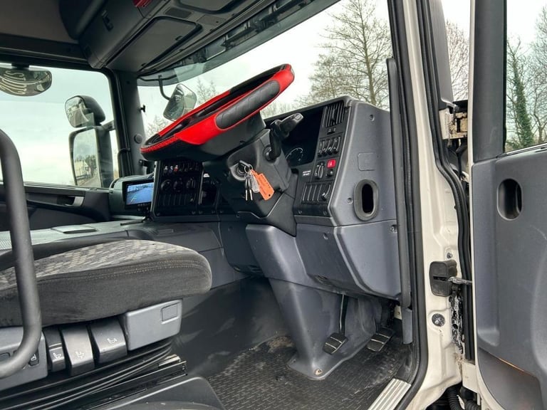 2018 Scania P250 Sleepercab with 27 1/2 Ft Curtainside Body