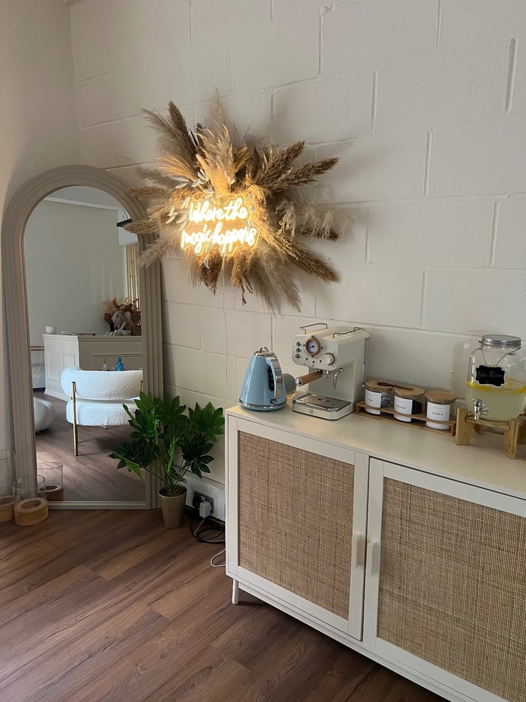 Salon room to rent 