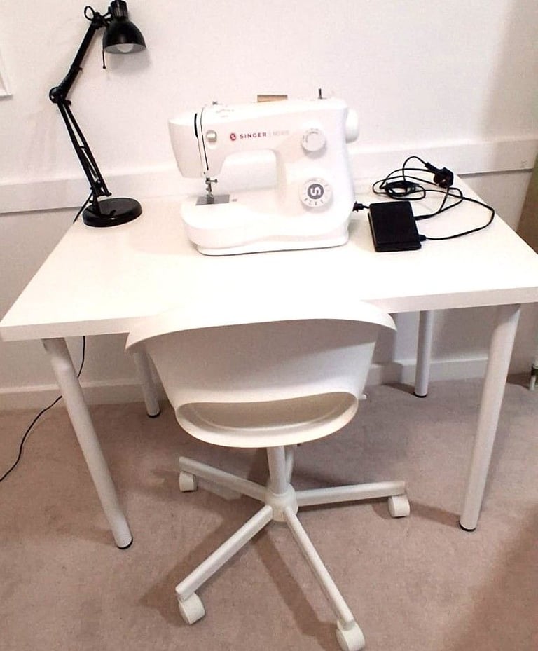 image for SINGER M2405 SEWING MACHINE WITH MANUAL IN PERFECT CONDITION