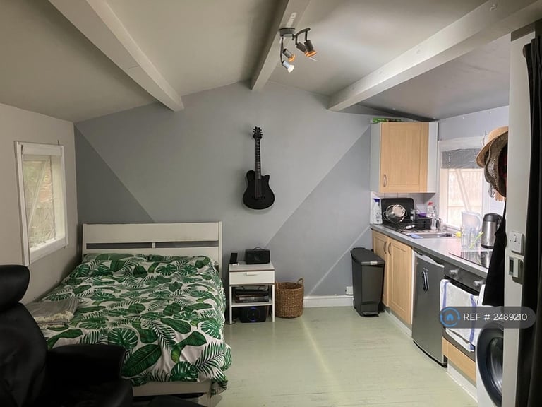 Studio flat in London, London, SE19 (#2489210)