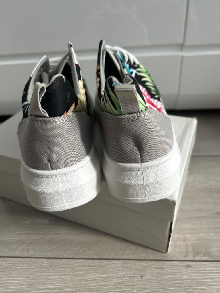 Brand new women trainers size 6 grey